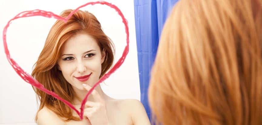 mulher se olhando no espelho