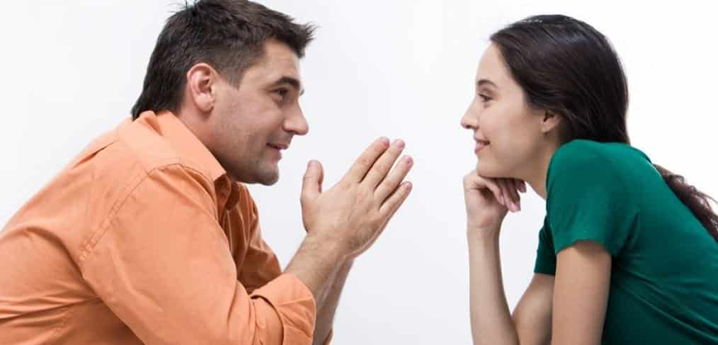 homem conversando com mulher