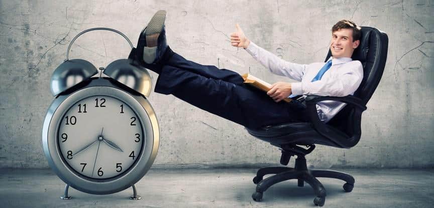 homem relaxando com pés em cima de relógio