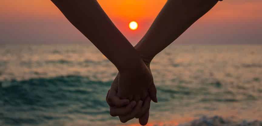 mãos dadas ao por do sol