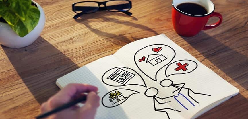 pessoa desenhando planejamento pessoal em caderno