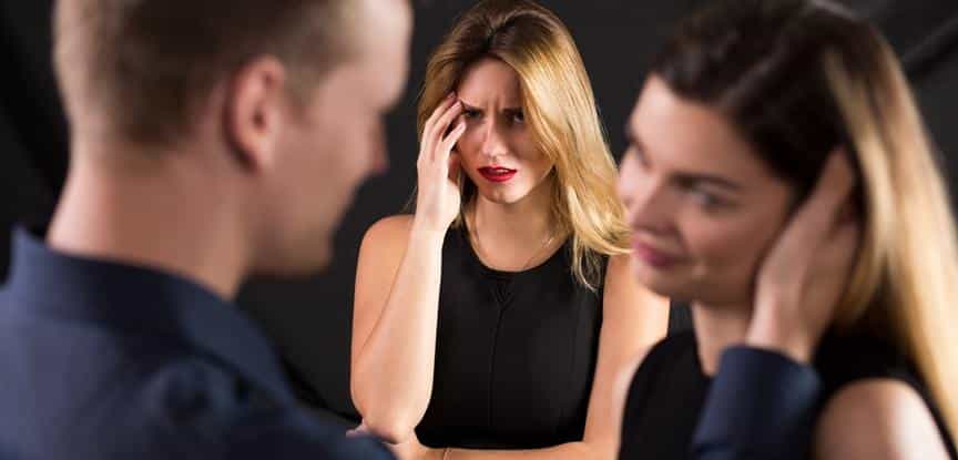 esposa vendo marido com outra mulher