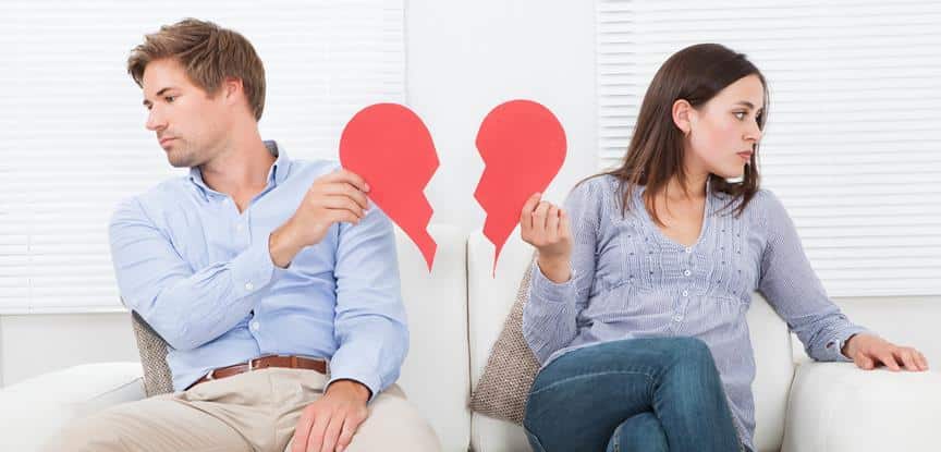 casal segurando partes de coração partido