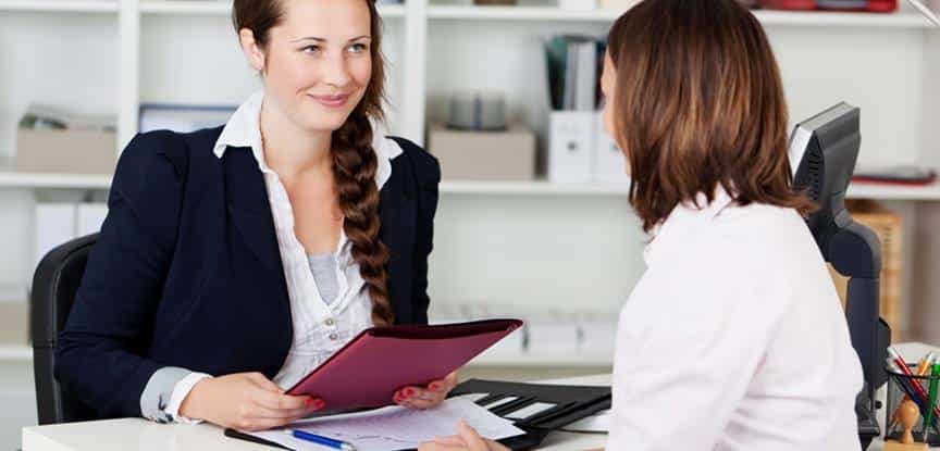 mulher em entrevista de emprego