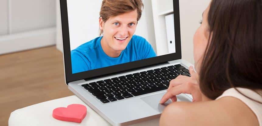 mulher namorando pela internet