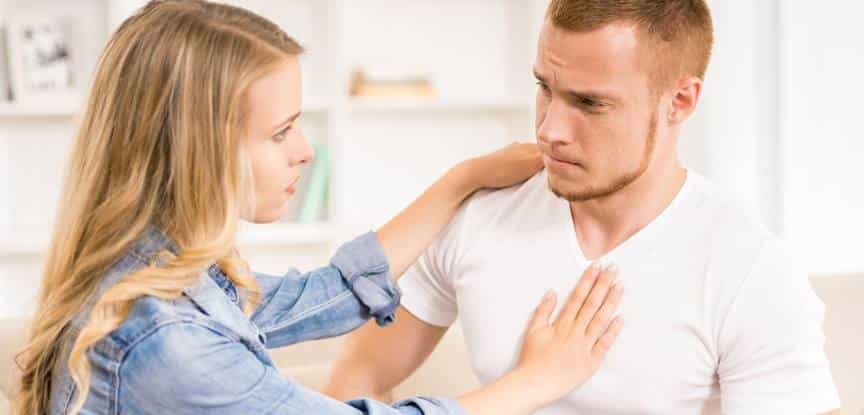 mulher pedindo desculpas ao namorado