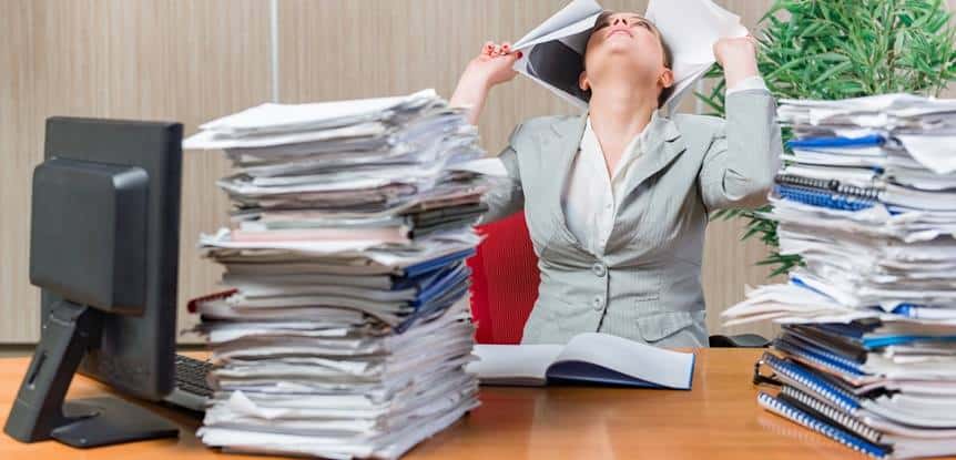 mulher estressada no trabalho