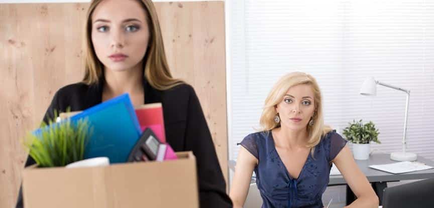 mulher levando suas coisas embora do trabalho