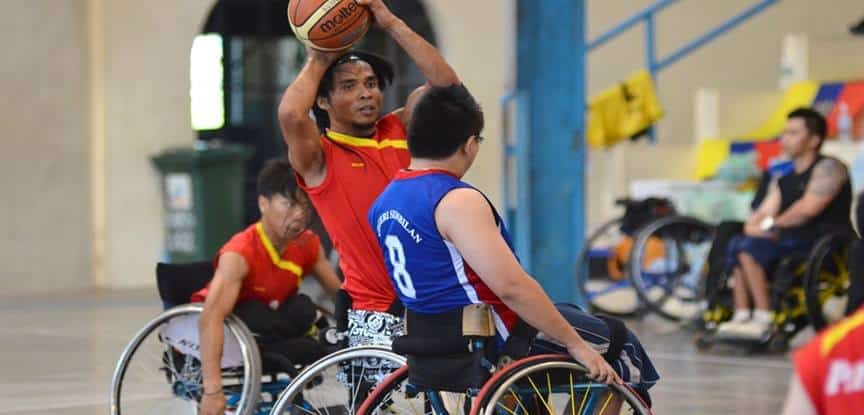 jogo de basquete com cadeira de rodas
