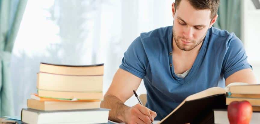 homem estudando