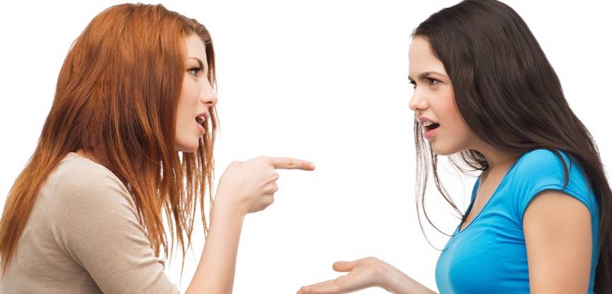 duas amigas discutindo