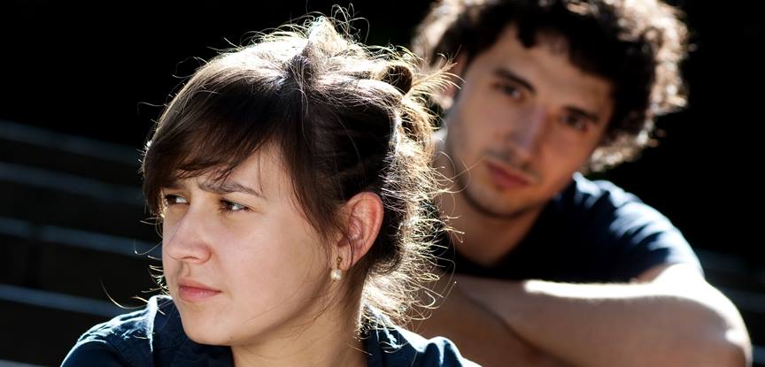 casal olhando cada um para um lado