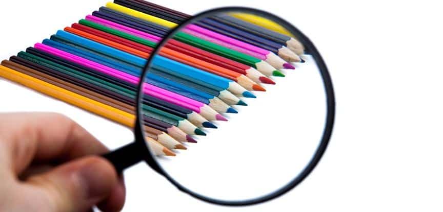 lápis de colorir e lupa