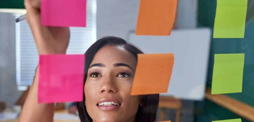 mulher escrevendo no post it