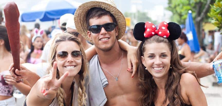 pessoas curtindo o carnaval