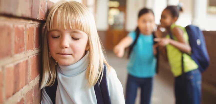 crianças apontado para menina