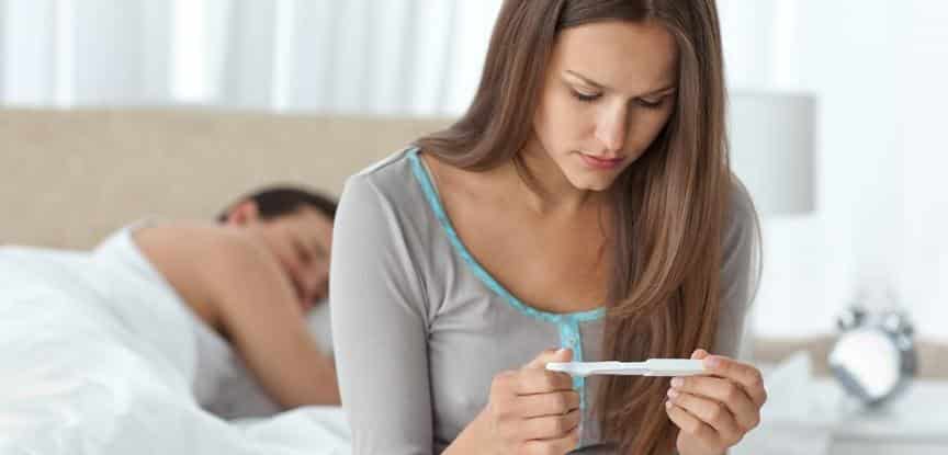 mulher vendo teste de gravidez