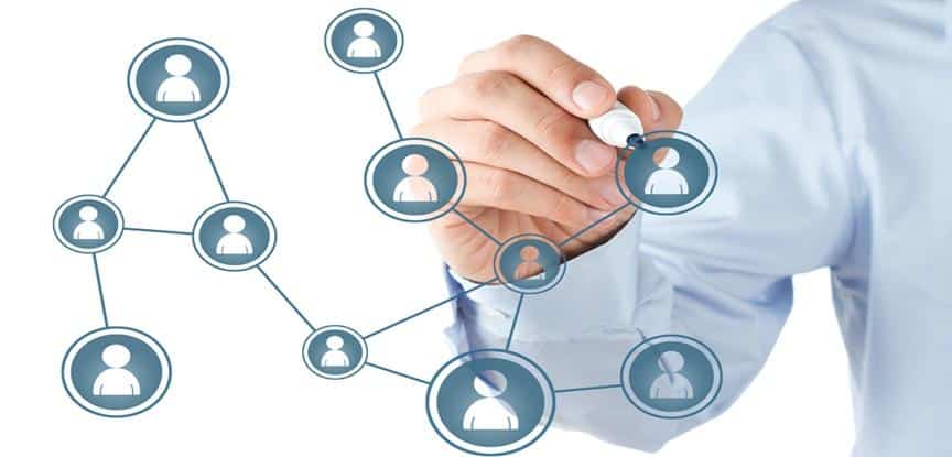 homem desenhando um cronograma de pessoas