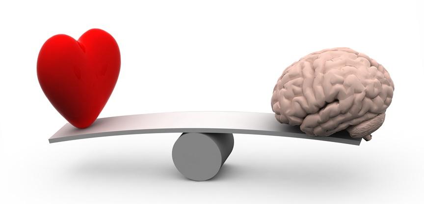 balança equilibrando coração e cerebro