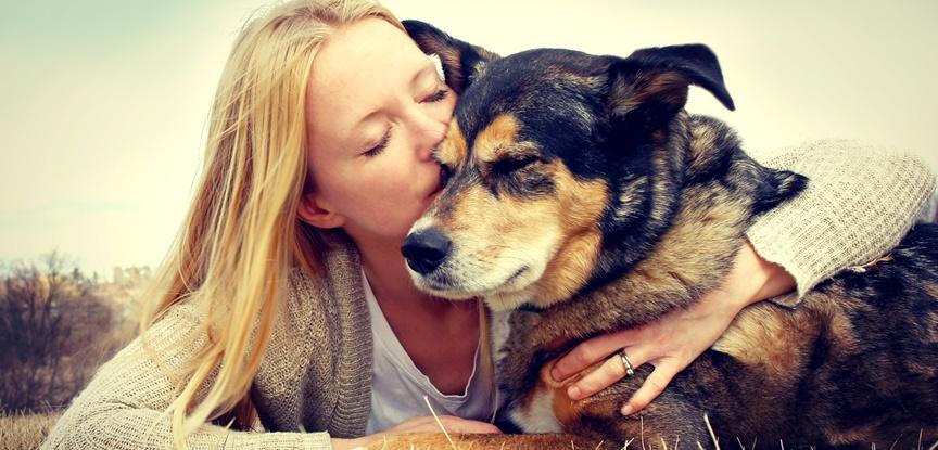 mulher beijando cachorro