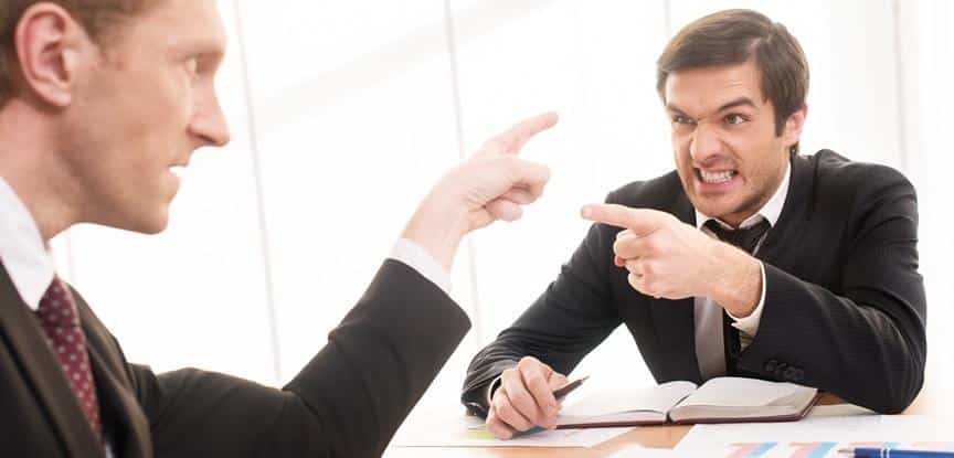 homens brigando dentro da empresa