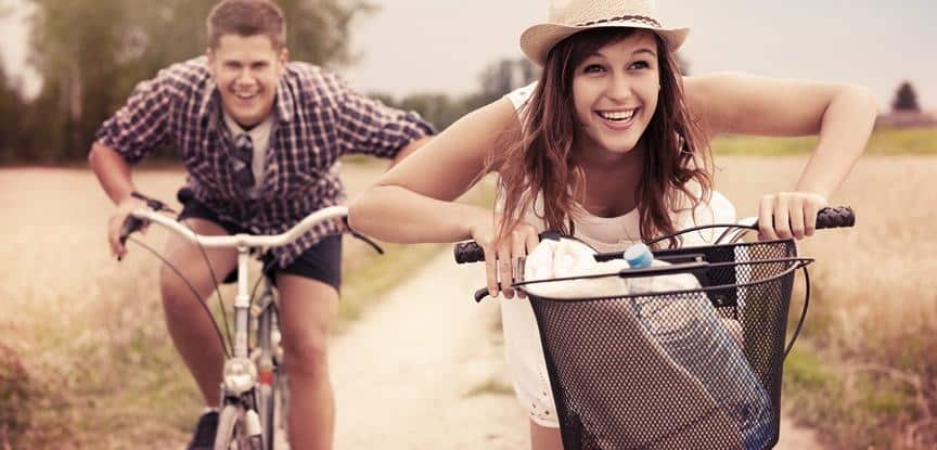 homem e mulher andando de bicicleta