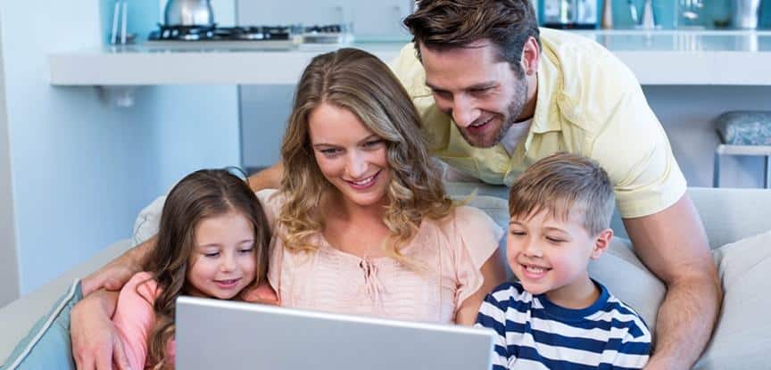 família mexendo no computador