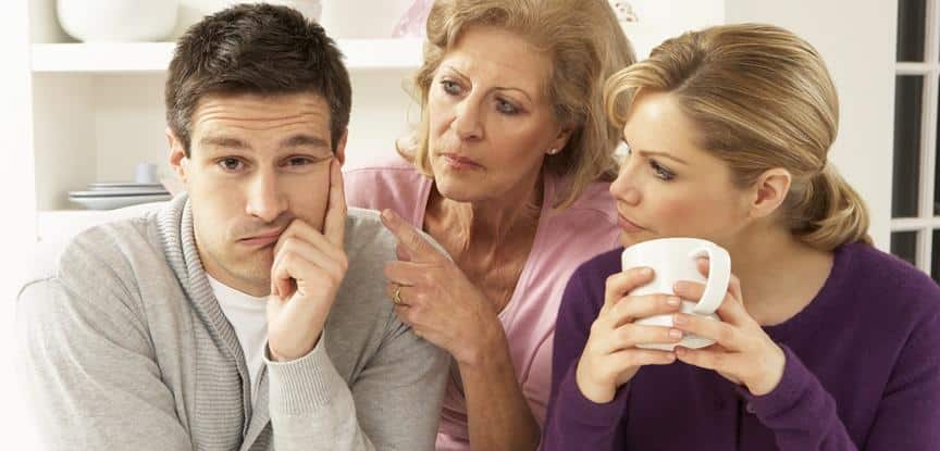 casal tomando café com a mãe