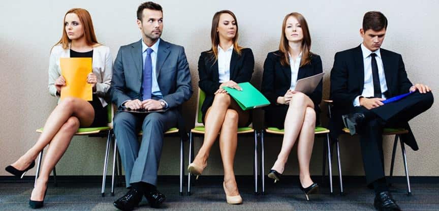 pessoas de social sentadas na cadeira