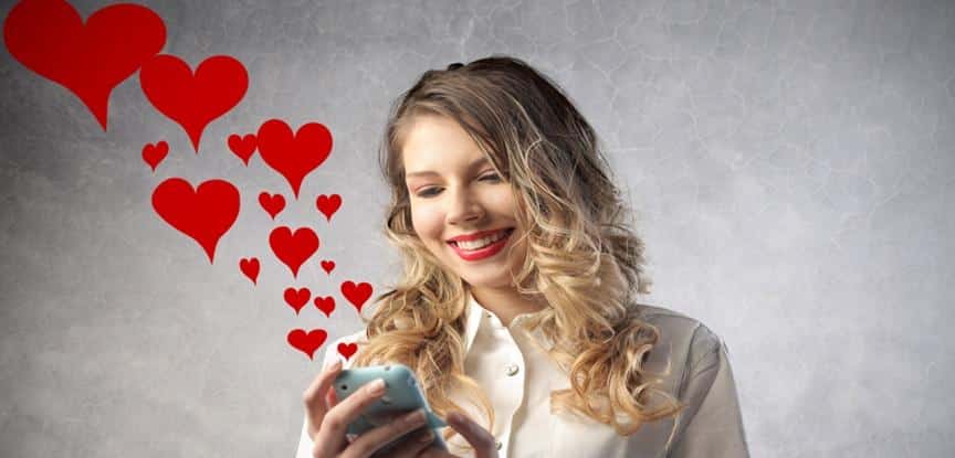 mulher olhando celular com corações
