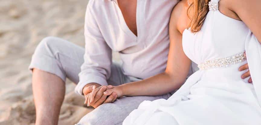 homem e mulher de mãos dadas