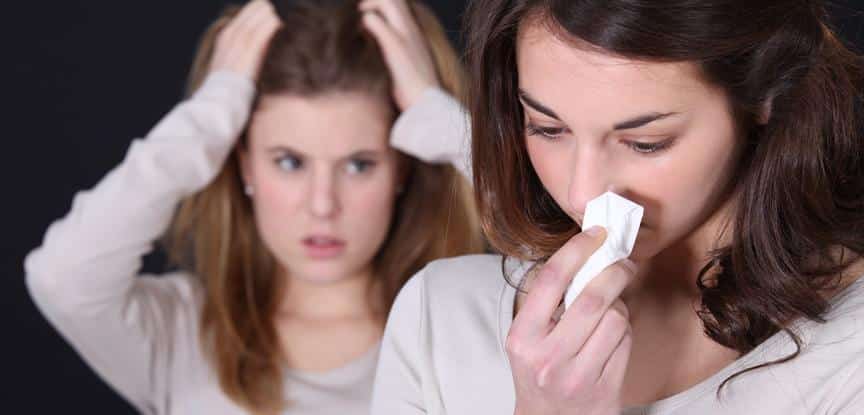 duas meninas uma com raiva e a outra triste