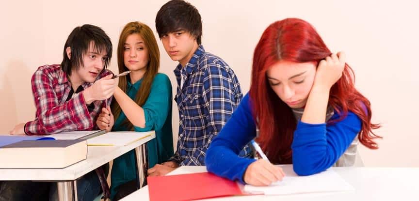 jovens apontado para menina