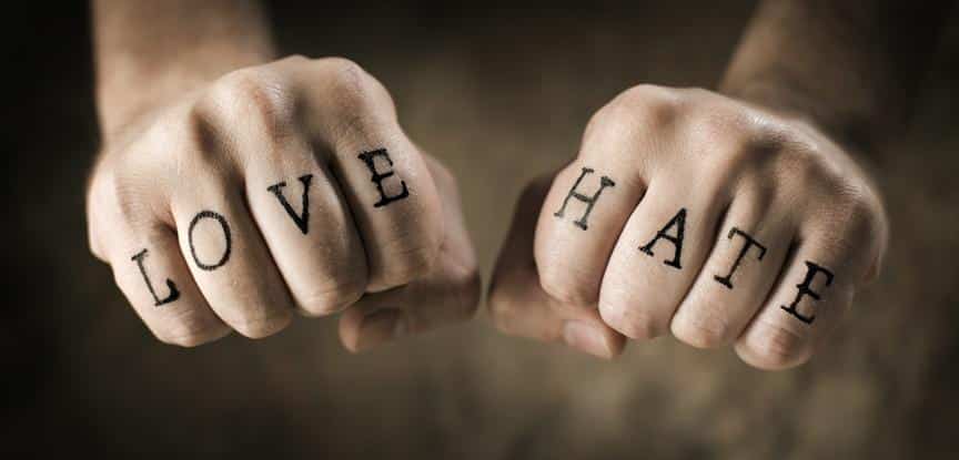 mãos fechadas com tatuagem