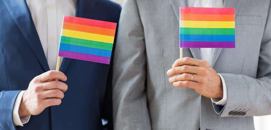 homens segurando bandeiras coloridas