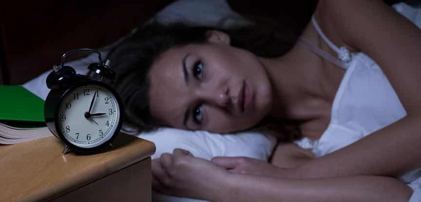 foto de mulher acordada olhando relógio