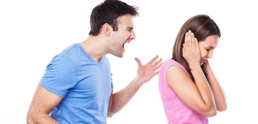 foto de homem gritando com mulher