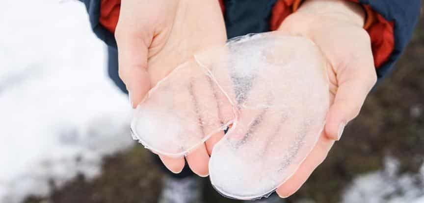 foto de pessoa segurando um coração de gelo