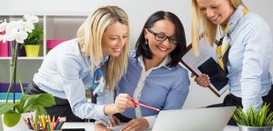 foto de mulheres conversando no trabalho