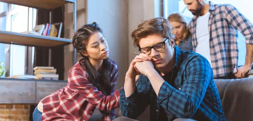 foto de mulher consolando homem