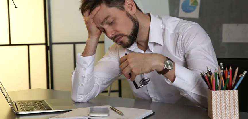 foto de homem chateado com a mão na cabeça