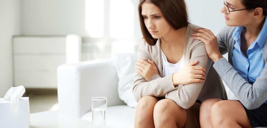 foto de adolescente triste sendo consolada