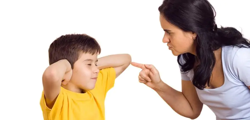 foto de menino ignorando a mãe