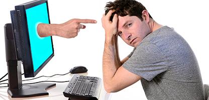 Homem com dedo computador apontando em mídias sociais cybermobbing e bullying — Fotografia de Stock #43114923 Homem com dedo computador apontando em mídias sociais