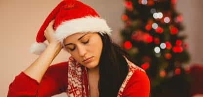 Morena festiva, sentindo-se triste no Natal