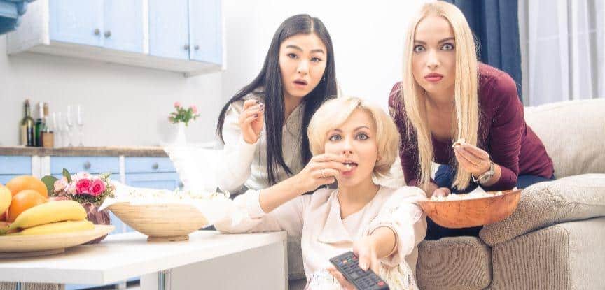 Meninas de amigos, festa em casa com os melhores filmes