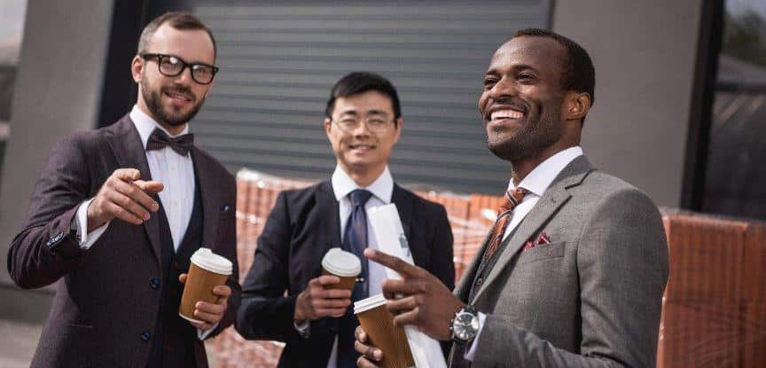 Reunião da equipe jovens empresários multiétnicas na reunião de trajes formais ao ar livre de coffee-break, negócios