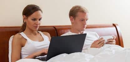 Vício em Internet na cama cria solidão no casamento