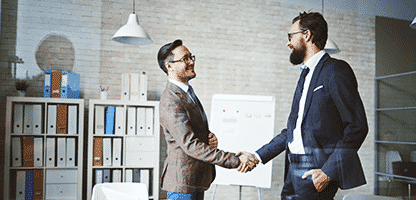 Handshaking de empresários bem sucedidos após negociação